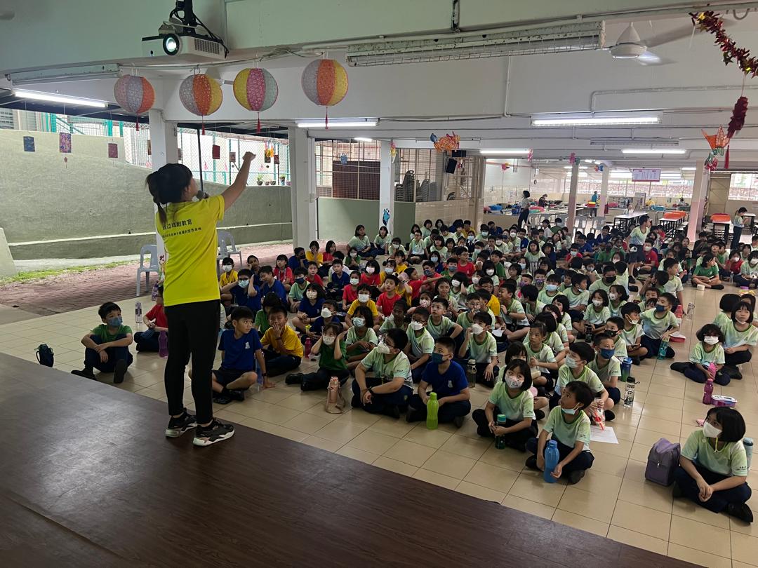 進入校園辦講座，用生命影響許多孩子的生命